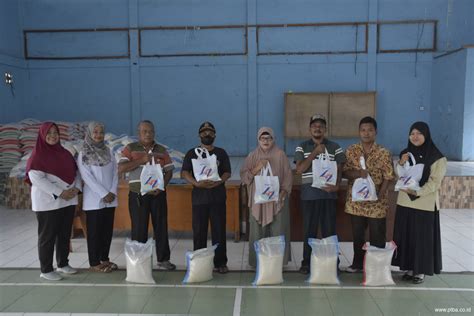 Bukit Asam Bagikan Paket Sembako Di Muara Enim Dan Lahat Pt