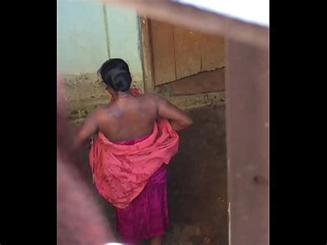 Desi village caliente bhabhi desnudo baño espectáculo atrapado por cámara oculta XVIDEOS