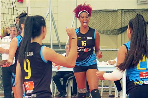 seis vitórias em seis jogos vôlei feminino de Araraquara comemora