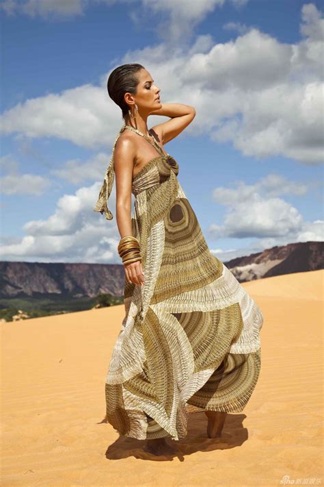 La sexy supermodel brasileña posa en bikini en desierto Spanish china org cn 中国最权威的西班牙语新闻网站