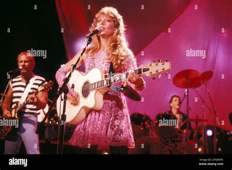 C0196 06 07 1994 Juice Newton Credit Lynn Mcafee Performing