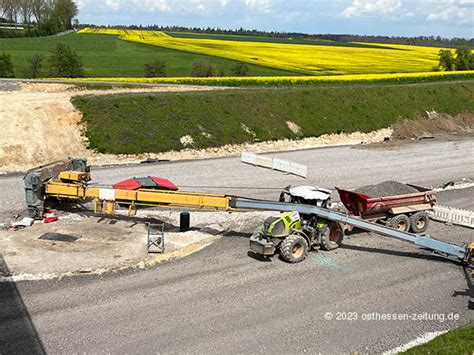 Aktuell Kran stürzt auf Traktor Ein Verletzter auf A49 Baustelle