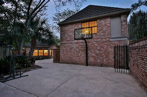 Hakeem Olajuwon S Former House Next To Mattress Mack S Old House On