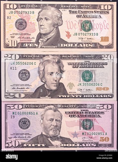 Los billetes de dólar americano de distintas denominaciones RESUMEN