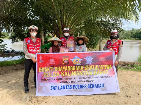 Rangkaian HUT Lantas Ke 67 Polres Sekadau Bagikan Sembako Kepada Warga