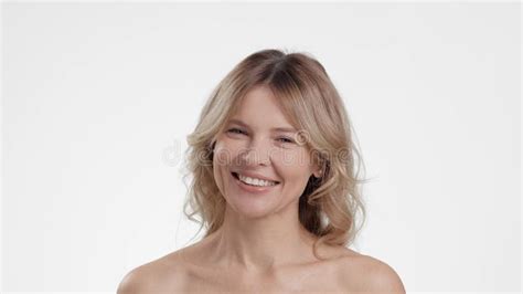 Belleza Natural Envejecida Feliz Mujer De Mediana Edad Sonriendo A La