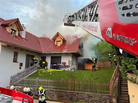 Gro Einsatz Der Feuerwehren Gartensauna Stand Im Vollbrand