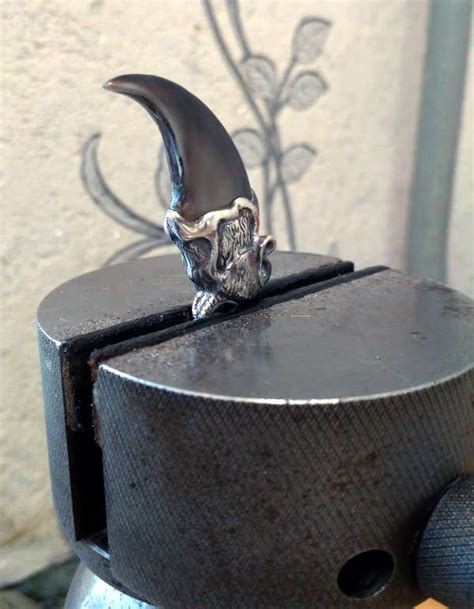 Продам Коготь медведя в оправе из серебра 925 на шею или ключи