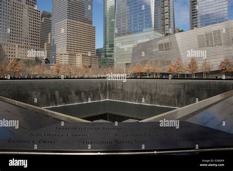 El National Memorial del 11 de septiembre donde antes se erguían las Torres Gemelas, con el ...