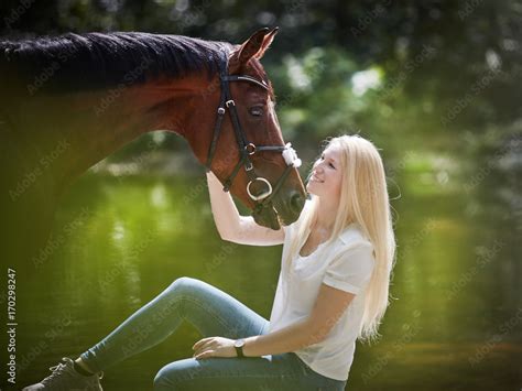 Junge Blonde Frau Mit Ihrem Pferd Stock Foto Adobe Stock