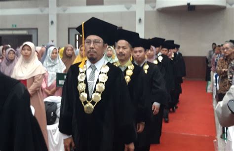 Rektor Baru IAINU Tuban Wisuda 242 Lulusan