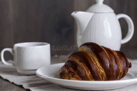 Французский завтрак с круассаном и кофе Стоковое Фото - изображение ...
