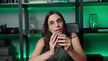 Le Docteur Se Moque De Ceux Qui Sont Des Imb Ciles Et Regarde Des Xvideos Xvideos