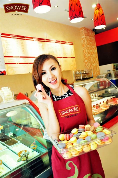 Hot girl Kelly thử tài trộn kem tại Snowee