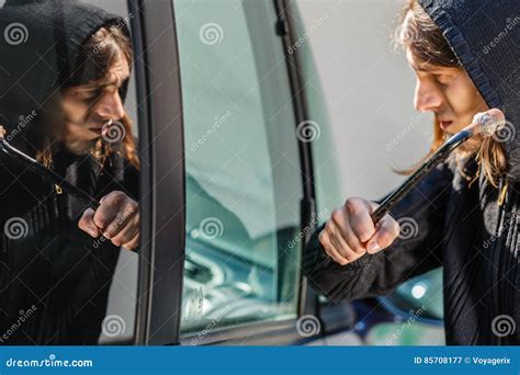 Assaltante Do Ladr O Que Quebra Despeda Ando A Janela De Carro Imagem