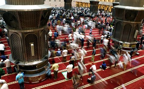 Ribuan Umat Muslim Salat Tarawih Penuhi Masjid Istiqlal