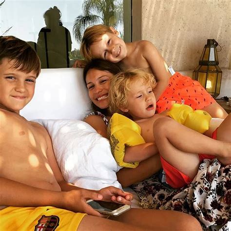 Una bomba Pampita subió la temperatura con fotos en bikini Infobae