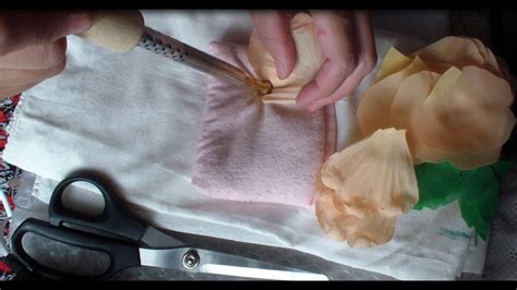 Как придать объем лепесткам мака. Мак. Цветы из ткани - YouTube