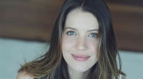 Nathalia Dill posa sua bebê instantes após dar à luz que coisa linda