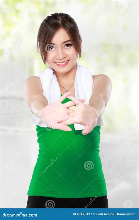 Mujer Que Hace Estirar En El Gimnasio Imagen De Archivo Imagen De