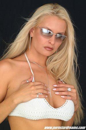 Bucking Her Hips Up Spreading Her Pussy Li XXX Dessert Picture