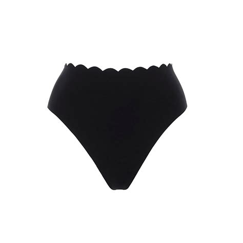 Kylie Jenner desafía al frío con un bikini negro y botas calientitas Vogue