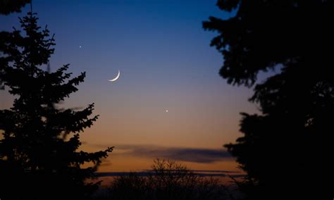 Here's Spiritual Meanings of Tonight's Waxing Crescent Moon