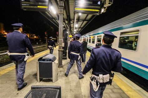 Aggredisce Quattro Poliziotti Alla Stazione Arrestato