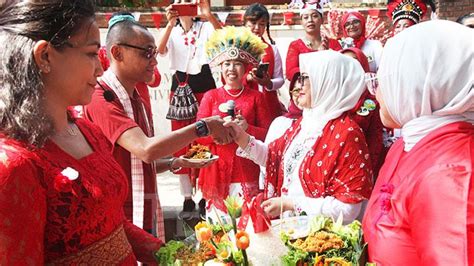 Kue Nusantara Merah Putih Meriahkan Perayaan Hut Ri Ke Foto Tempo Co