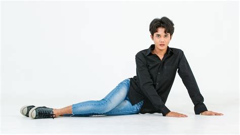Portrait Isol Coup De Studio De D Coupe D Un Jeune Mannequin Asiatique Glamour Gay Lgbtq En