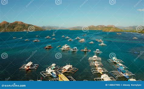 Barcos Tur Sticos En Una Bah A Con Agua Azul Filipinas Palawan Imagen