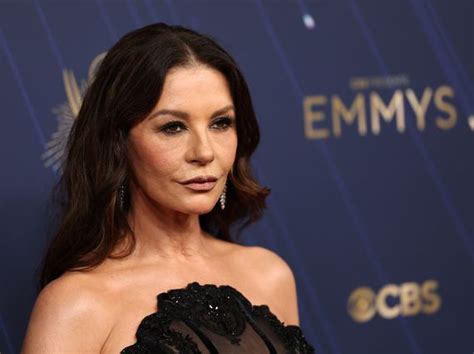 Emily Ratajkowski Goes Completely Naked To Sunbathe