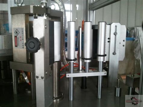 Hot Melt Adhesive Glue Labeling Machine Linear Type For Round Plastic Glass Bottles Hotmelt