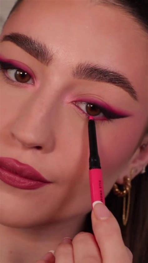 Inspiring Makeups On Instagram Hot Pink Smokey Liner Follow Makeupkolours Credit