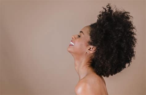 Lado De Una Joven Afro Latina Sonriente Alegr A Positiva Y Amor Hermoso
