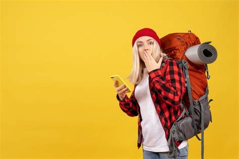 Vue De Face Fille Blonde Perplexe Avec Son Sac Dos Tenant La Carte Photo Gratuite