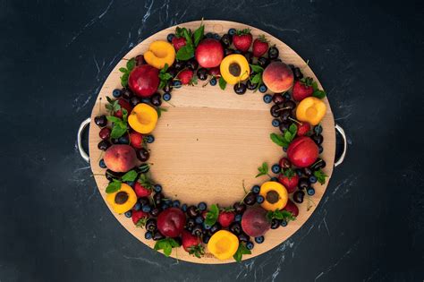 21 Christmas Fruit Platter Ideas to Make Your Holiday Sparkle - Fruit Moose