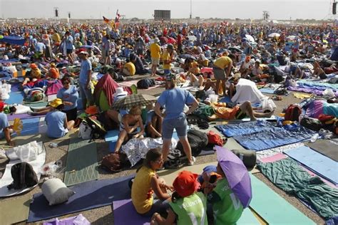 Benedicto XVI debió interrumpir una multitudinaria vigilia por las