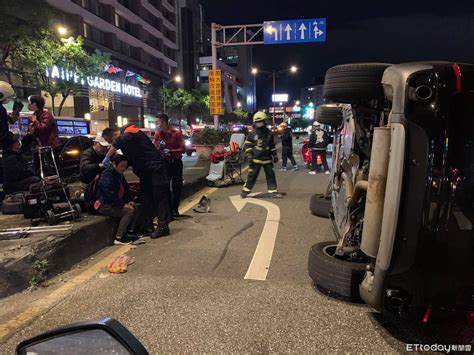 快訊／北市小客車自撞分隔島「4人受困車內」 警消搶救3人送醫 Ettoday社會新聞 Ettoday新聞雲