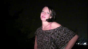 Primera vez en el porno chica decide ir a una orgía gang bang en público XVIDEOS