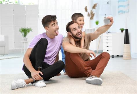Pareja gay masculina con hijo adoptivo tomando selfie concepto de adopción Foto Premium