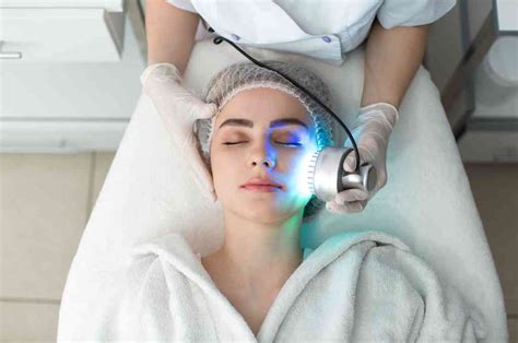 Efektifkah Blue Light Therapy Untuk Atasi Jerawat Parah