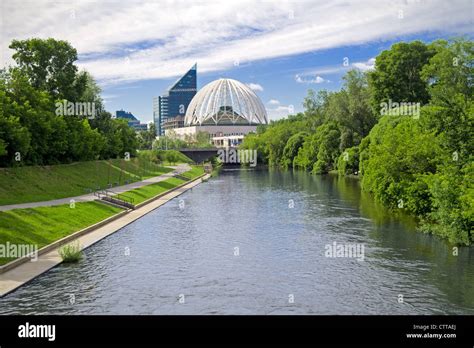 Екатеринбург, вид с реки Исеть на здание государственного цирка им. В.И ...