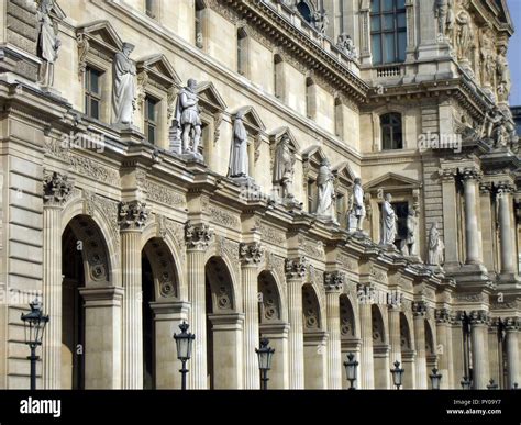 Parte De La Fachada Del Museo Del Louvre Mostrando Impresionantes