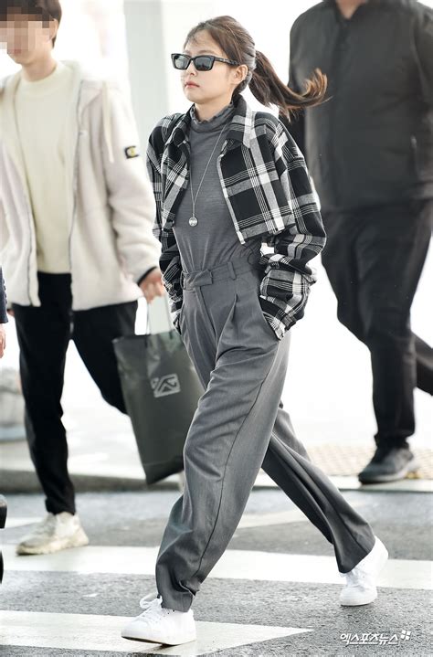 Màn đọ sắc cực hot ở sân bay Jennie BLACKPINK diện style cực lạ sang chảnh ngút ngàn nhưng