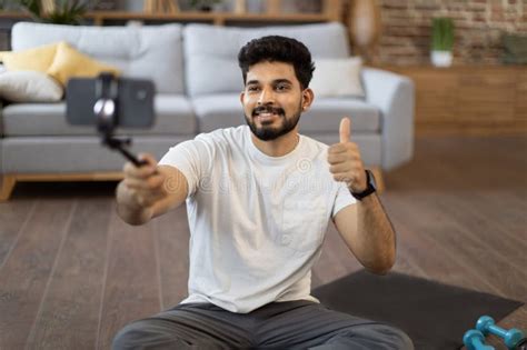 Macho Ativo Fazendo Tutorial Em V Deo Via Smartphone Em Casa Imagem De