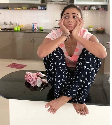 Shalini Pandey S Feet I Piedi Di Shalini Pandey Celebrities Feet