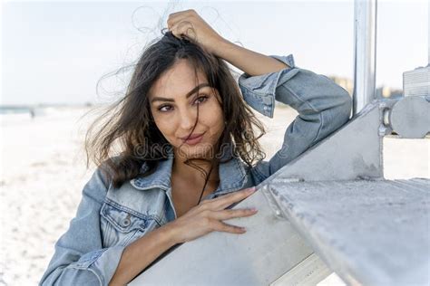 Adorable Modelo De Bikini De Raza Mixta Posando Al Aire Libre En Una Playa Caribeña Foto de