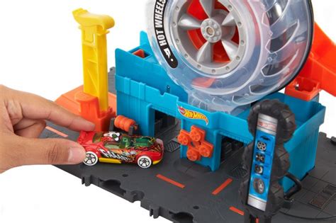 Игровой набор Hot Wheels Приключения и трюки в шиномонтажной HDP02 игрушки с доставкой от