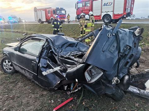 Tragiczny Wypadek Na Dk Pod Kutnem Osob Wka Uderzy A W Drzewo Nie